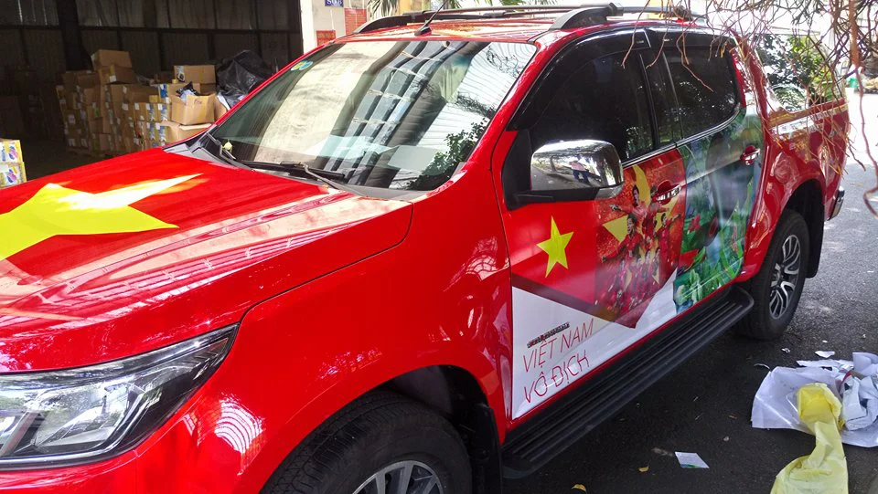 Thiết kế và thi công dán decal trên xe ô tô tại hồ chí minh